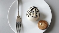Di atas piring berikut ini adalah telur rebus setengah matang. Telur itu diberikan hiasan mata, rambut, hidung, dan mulut, bentuknya menyerupai wajah manusia. Foto: Instagram @sibatable