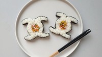 Kimbab biasanya berbentuk seperti sushi gulung. Namun, di tangan seniman Siba Table, sushi ini bisa membentuk logo merek fashion Chanel. Foto: Instagram @sibatable