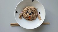Korea Selatan juga memiliki hidangan mie dingin bernama naengmyeon. Seniman ini menyajikan dengan bentuk seperti anjing poodle. Tampilannya benar-benar mirip potret anjing yang sedang menjulurkan lidah. Foto: Instagram @sibatable