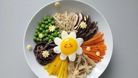 Bibimbap satu ini juga tampak menggemaskan, karena memiliki tampilan telur mata sapi yang dibentuk menyerupai bunga daisy. Foto: Instagram @sibatable