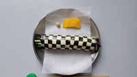 Makanan khas Korea yang ia buat dengan bentuk lucu adalah kimbab. Kimbab yang belum dipotong ini diunggah oleh Siba Table ke Instagram dengan bentuk menyerupai papan catur. Foto: Instagram @sibatable