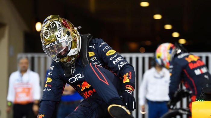 ABU DHABI, UNITED ARAB EMIRATES - NOVEMBER 19: Pole position qualifier Max Verstappen of the Netherlands and Oracle Red Bull Racing celebrates in parc ferme during qualifying ahead of the F1 Grand Prix of Abu Dhabi at Yas Marina Circuit on November 19, 2022 in Abu Dhabi, United Arab Emirates. (Photo by Rudy Carezzevoli/Getty Images)