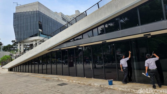 Kompleks Taman Ismail Marzuki (TIM) belum diresmikan secara formal namun mulai dibuka untuk umum beberapa waktu lalu. Pembangunan dengan merobohkan bangunan lama dan hanya menyisakan Teater Kecil serta sedikit bangunan planetarium. Arsitek membangun ulang dengan gaya kontemporer melalui pendekatan industrial yang lagi hits dan mewabah di berbagai ruang publik lain. Hasilnya, kawasan TIM versi baru mengundang decak kagum akan visi dan narasi yang dibawakan. Pun demikian, sebagai sebuah ide, karya ini memantik diskusi dan juga kritik. Setidaknya, bagi pengkritiknya, desain baru TIM kurang merespon iklim tropis yang memerlukan resapan air dan pepohonan di mana-mana, menghindari beton ekspose yang bikin gerah, dan biaya perawatan yang tak sedikit.