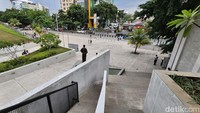 Pelataran TIM dilihat dari lantai 2 Gedung Ali Sadikin. Terlihat hamparan lantai beton yang tidak menyerap panas siang hari. Konsep ini dikritik sebagai langkah yang kurang bijak menyikapi isu perubahan iklim.  