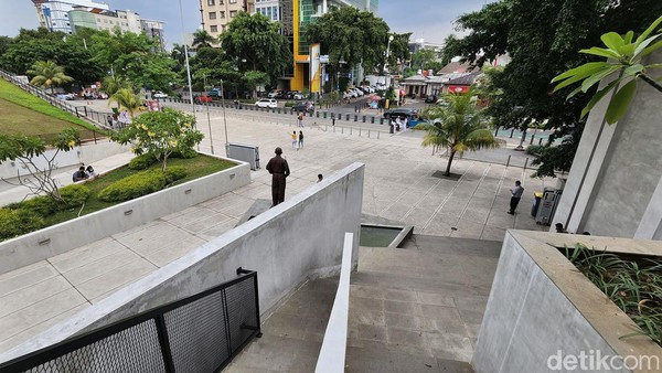 Pelataran TIM dilihat dari lantai 2 Gedung Ali Sadikin. Terlihat hamparan lantai beton yang tidak menyerap panas siang hari. Konsep ini dikritik sebagai langkah yang kurang bijak menyikapi isu perubahan iklim. Â Pelataran TIM dilihat dari lantai 2 Gedung Ali Sadikin. Terlihat hamparan lantai beton yang tidak menyerap panas siang hari. Konsep ini dikritik sebagai langkah yang kurang bijak menyikapi isu perubahan iklim. Â