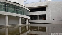 Kolam air di tengah kepungan dinding semen ekspose. Kolam air ini bisa menjadi penyejuk pandangan sekaligus penjaga kelembaban udara. Hanya saja, memiliki kolam air dengan kedalaman sekitar 30 cm ini membutuhkan biaya perawatan khusus.  