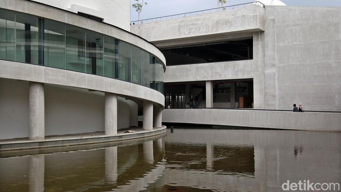 Kompleks Taman Ismail Marzuki (TIM) belum diresmikan secara formal namun mulai dibuka untuk umum beberapa waktu lalu. Pembangunan dengan merobohkan bangunan lama dan hanya menyisakan Teater Kecil serta sedikit bangunan planetarium. Arsitek membangun ulang dengan gaya kontemporer melalui pendekatan industrial yang lagi hits dan mewabah di berbagai ruang publik lain. Hasilnya, kawasan TIM versi baru mengundang decak kagum akan visi dan narasi yang dibawakan. Pun demikian, sebagai sebuah ide, karya ini memantik diskusi dan juga kritik. Setidaknya, bagi pengkritiknya, desain baru TIM kurang merespon iklim tropis yang memerlukan resapan air dan pepohonan di mana-mana, menghindari beton ekspose yang bikin gerah, dan biaya perawatan yang tak sedikit.