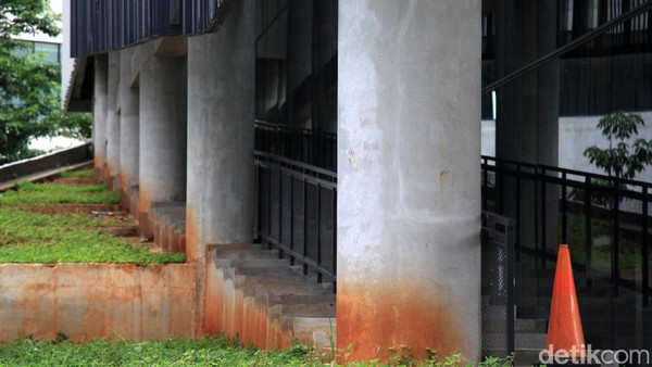 Pilar beton terlihat kecoklatan di bagian bawah. Coklat ini merupakan percikan air hujan yang jatuh dari garis sempadan bangunan (GSB) Gedung Graha Bhakti Budaya. Bagian dari konsep? Â Pilar beton terlihat kecoklatan di bagian bawah. Coklat ini merupakan percikan air hujan yang jatuh dari garis sempadan bangunan (GSB) Gedung Graha Bhakti Budaya. Bagian dari konsep? Â