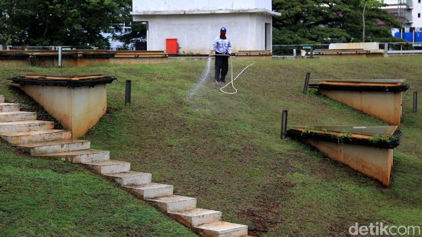 Petugas menyiram rumput pada atap tanah di bagian depan Taman Ismail Marzuki. Terlihat bagian tangga dan tembok mulai kotor terciprat air hujan. Â Petugas menyiram rumput pada atap tanah di bagian depan Taman Ismail Marzuki. Terlihat bagian tangga dan tembok mulai kotor terciprat air hujan. Â