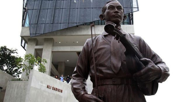Kompleks Taman Ismail Marzuki (TIM) belum diresmikan secara formal namun mulai dibuka untuk umum beberapa waktu lalu. Pembangunan dengan merobohkan bangunan lama dan hanya menyisakan Teater Kecil serta sedikit bangunan planetarium. Arsitek membangun ulang dengan gaya kontemporer melalui pendekatan industrial yang lagi hits dan mewabah di berbagai ruang publik lain. Hasilnya, kawasan TIM versi baru mengundang decak kagum akan visi dan narasi yang dibawakan. Pun demikian, sebagai sebuah ide, karya ini memantik diskusi dan juga kritik. Setidaknya, bagi pengkritiknya, desain baru TIM kurang merespon iklim tropis yang memerlukan resapan air dan pepohonan di mana-mana, menghindari beton ekspose yang bikin gerah, dan biaya perawatan yang tak sedikit.