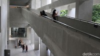 Ramp (jalan menanjak untuk pejalan kaki) dari beton memanjang dari lantai satu ke lantai 3. Di titik lain, terdapat tangga berjalan dan lift. Apakah efektif memangkas waktu saat menyusuri ramp yang panjang ini?  