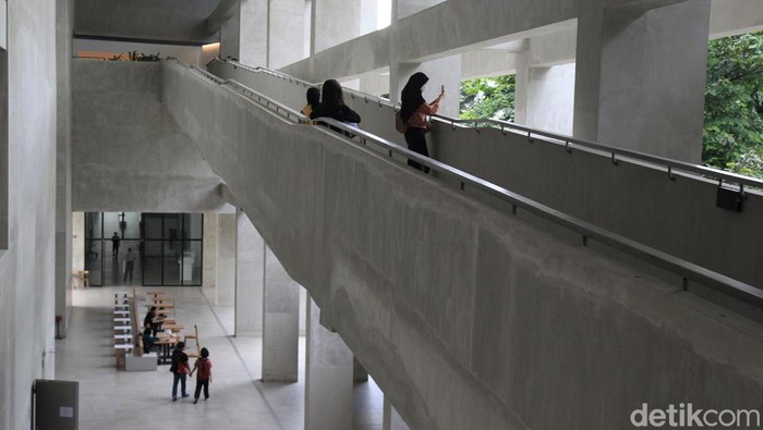 Kompleks Taman Ismail Marzuki (TIM) belum diresmikan secara formal namun mulai dibuka untuk umum beberapa waktu lalu. Pembangunan dengan merobohkan bangunan lama dan hanya menyisakan Teater Kecil serta sedikit bangunan planetarium. Arsitek membangun ulang dengan gaya kontemporer melalui pendekatan industrial yang lagi hits dan mewabah di berbagai ruang publik lain. Hasilnya, kawasan TIM versi baru mengundang decak kagum akan visi dan narasi yang dibawakan. Pun demikian, sebagai sebuah ide, karya ini memantik diskusi dan juga kritik. Setidaknya, bagi pengkritiknya, desain baru TIM kurang merespon iklim tropis yang memerlukan resapan air dan pepohonan di mana-mana, menghindari beton ekspose yang bikin gerah, dan biaya perawatan yang tak sedikit.