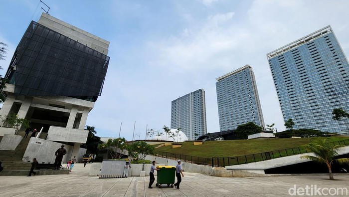 Kompleks Taman Ismail Marzuki (TIM) belum diresmikan secara formal namun mulai dibuka untuk umum beberapa waktu lalu. Pembangunan dengan merobohkan bangunan lama dan hanya menyisakan Teater Kecil serta sedikit bangunan planetarium. Arsitek membangun ulang dengan gaya kontemporer melalui pendekatan industrial yang lagi hits dan mewabah di berbagai ruang publik lain. Hasilnya, kawasan TIM versi baru mengundang decak kagum akan visi dan narasi yang dibawakan. Pun demikian, sebagai sebuah ide, karya ini memantik diskusi dan juga kritik. Setidaknya, bagi pengkritiknya, desain baru TIM kurang merespon iklim tropis yang memerlukan resapan air dan pepohonan di mana-mana, menghindari beton ekspose yang bikin gerah, dan biaya perawatan yang tak sedikit.