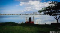 Taman yang terletak di sisi waduk dapat menjadi tempat bersantai di akhir pekan bagi warga Jakarta Utara dan sekitarnya.  