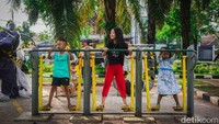 Taman yang diresmikan Jokowi saat menjabat sebagai Gubernur DKI tersebut selalu  ramai dikunjungi warga.  