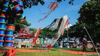 Warga bisa datang membawa keluarga atau kerabat untuk bersantai di taman Waduk Pluit.  
