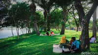 Sejumlah warga bersantai di Waduk Pluit, Jakarta, Sabtu (19/11/2022).  