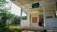Taman ini juga dilengkapi fasilitas mushola.  