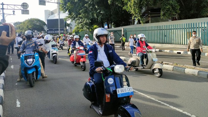 Acara Electric Vehicle Funday digelar di Bundaran HI, Jakarta Pusat. Acara bertajuk pengunaan kendaraan listrik tersebut dihadiri oleh Menteri Perhubungan Budi Karya Sumadi hingga PJ Gubernur DKI Jakarta Heru Budi Hartono.