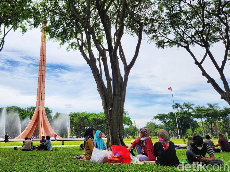 Menikmati Angin Sepoi-Sepoi di TMII