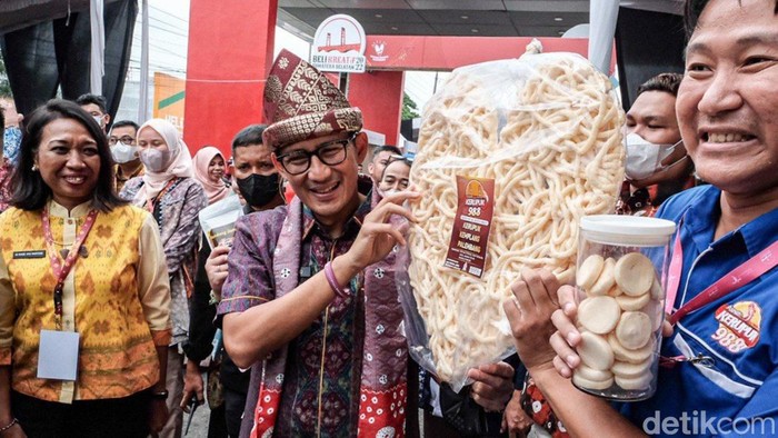 Menparekraf Sandiaga Uno pakai tanjak hadiri acara Harvesting BKSS di Palembang.