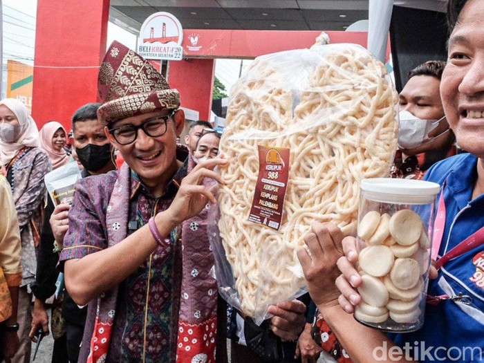 Menparekraf Sandiaga Uno pakai tanjak hadiri acara Harvesting BKSS di Palembang.