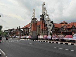 Menurutnya, kelompok atau individu yang datang membawa karangan bunga itu tidak pernah bertemu dengan polisi atau petugas jaga, apalagi meminta tanda terima. Pantauan anggota menunjukkan, karangan bunga itu sudah memenuhi halaman luar Polda Bali langsung di pinggir jalan. Jumlahnya terus bertambah menjelang pagi hingga siang. Kedatangan karangan bunga karena masyarakat bersyukur atas lancarnya pelaksanaan Presidensi G20 yang memiliki dampak langsung terhadap perekonomian masyarakat di Pulau Bali. Foto: I Wayan Sui Suadnyana