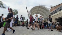 Mereka menawarkan jasa transportasi atau pengantaran terhadap wisatawan. Di sisi lain, kondisi parkiran Pelabuhan Sanur nampak cukup padat, terutama untuk mobil. Foto: I Wayan Sui Suadnyana