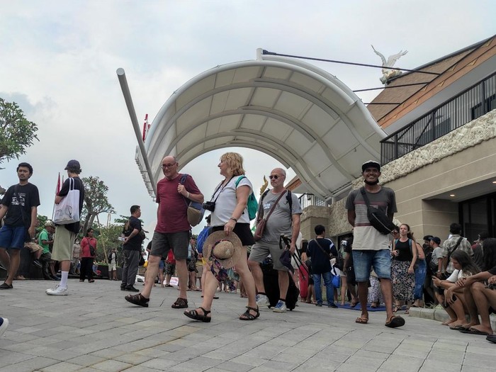 Mereka menawarkan jasa transportasi atau pengantaran terhadap wisatawan. Di sisi lain, kondisi parkiran Pelabuhan Sanur nampak cukup padat, terutama untuk mobil. Foto:  I Wayan Sui Suadnyana