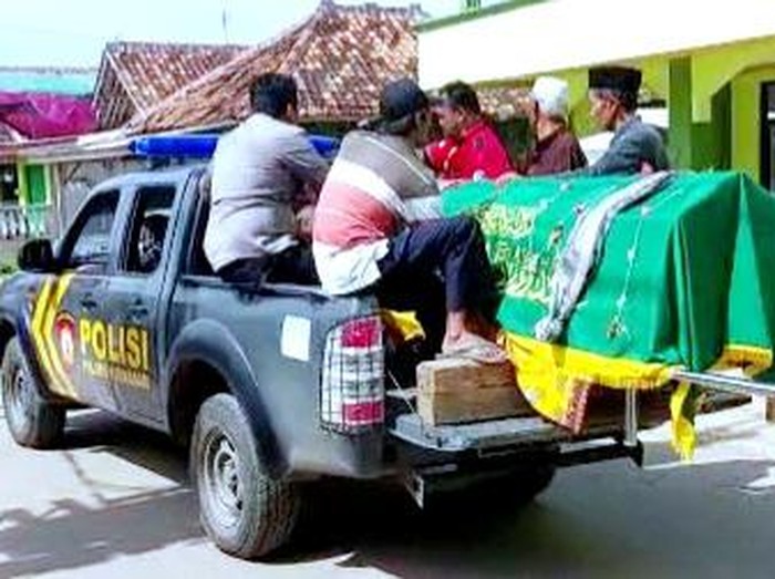 Mobil patroli angkut jenazah warga Karawang