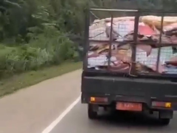 Mobil pikap yang disebut membawa ribuan lamaran kerja di job fair Batam