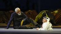 Pada saat upacara pembukaan Piala Dunia 2022, Ghanim membacakan surat Al Hujurat ayat 13 yang menyoroti tentang kesetaraan derajat manusia di mata Allah SWT. Ia didampingi aktor asal Amerika Serikat Morgan Freeman yang membacakan versi terjemahannya. (AP Photo/Natacha Pisarenko)  