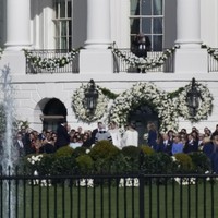 Beginilah prosesi upacara pernikahan mereka. Wanita 28 tahun itu mengumumkan tempat pernikahannya lewat Twitternya pada April. “Peter dan aku tanpa henti berterima kasih kepada Nana dan Pop atas kesempatan untuk bisa merayakan pernikahan kami di Gedung Putih. Kami tidak sabar untuk membuat komitmen satu sama lain secara resmi dan untuk ke depannya,” tulis Naomi. Foto: AP/Carolyn Kaster