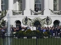 Beginilah prosesi upacara pernikahan mereka. Wanita 28 tahun itu mengumumkan tempat pernikahannya lewat Twitternya pada April. Peter dan aku tanpa henti berterima kasih kepada Nana dan Pop atas kesempatan untuk bisa merayakan pernikahan kami di Gedung Putih. Kami tidak sabar untuk membuat komitmen satu sama lain secara resmi dan untuk ke depannya, tulis Naomi. Foto: AP/Carolyn Kaster