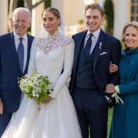 Naomi Biden dinikahi oleh tunangannya Peter dengan busana pengantin putih lengan panjang dan lengan tertutup. Busananya tersebut datang dari Ralph Lauren. Foto: dok. Gedung Putih