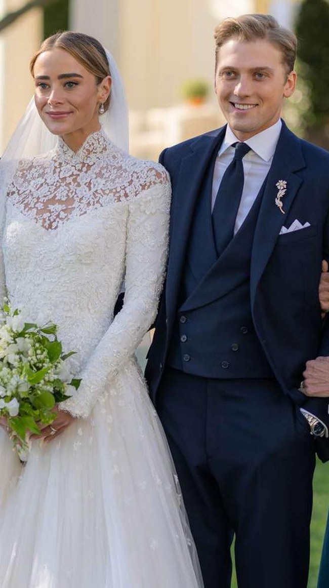 Naomi Biden dinikahi oleh tunangannya Peter dengan busana pengantin putih lengan panjang dan lengan tertutup. Busananya tersebut datang dari Ralph Lauren. Foto: dok. Gedung Putih