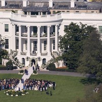 Pernikahan tersebut dilaksanakan secara tertutup. Tampak dari kejauhan, pesta pernikahan tersebut dilangsungkan pekarangan di Gedung Putih. Foto: AP/Carolyn Kaster