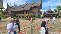 Salah satu hal yang diperbaiki adalah pembatas antara anjungan daerah yang dihilangkan.  