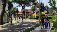 Sejumlah anjungan terlihat tak lagi dipisahkan oleh tembok atau pun pembatas. Kini, ikon-ikon provinsi tersebut hanya dibatasi rumput yang dapat dilintasi.  