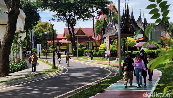 Pengunjung menikmati suasana anjungan (paviliun) TMII, Jakarta, Minggu (20/11/2022).