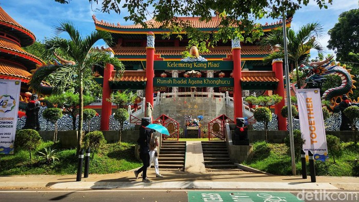 Pengunjung menikmati suasana anjungan (paviliun) TMII, Jakarta, Minggu (20/11/2022).