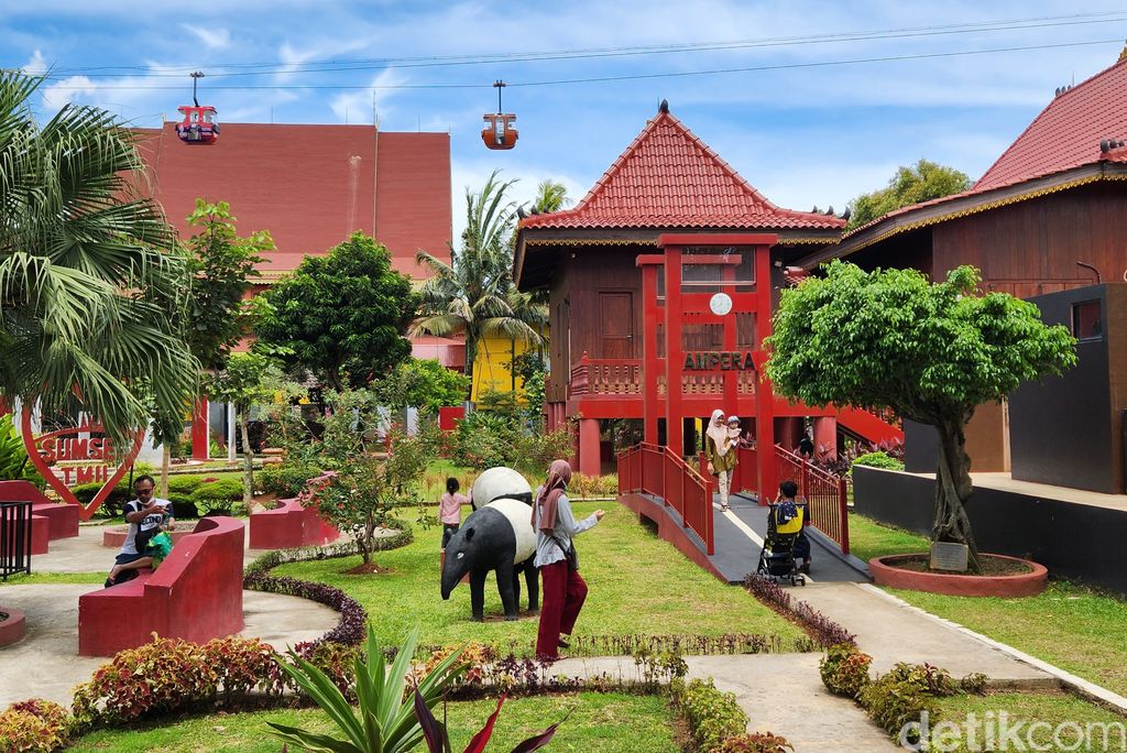 Pengunjung menikmati suasana anjungan (paviliun) TMII, Jakarta, Minggu (20/11/2022).