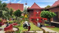 Pengunjung menikmati suasana anjungan (paviliun) TMII, Jakarta, Minggu (20/11/2022).   