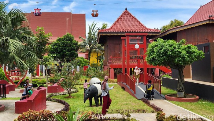 Nih Berbagai Anjungan TMII yang Kembali Dibuka, Kalian Kangen yg Mana? Pengunjung menikmati suasana anjungan (paviliun) TMII, Jakarta, Minggu (20/11/2022).