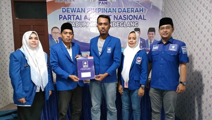 PAN Pandeglang menyerahkan formulir pendaftaran bakal calon anggota legislatif.