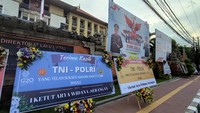 Pantauan detikBali di lokasi sekitar pukul 17.50 Wita, karangan bunga itu ditempatkan di pinggir jalan dekat trotoar depan Mapolda Bali. Karangan bunga ditempatkan baik di sebelah Utara maupun selatan jalan. Namun lebih banyak berada di utara jalan. Foto: I Wayan Sui Suadnyana