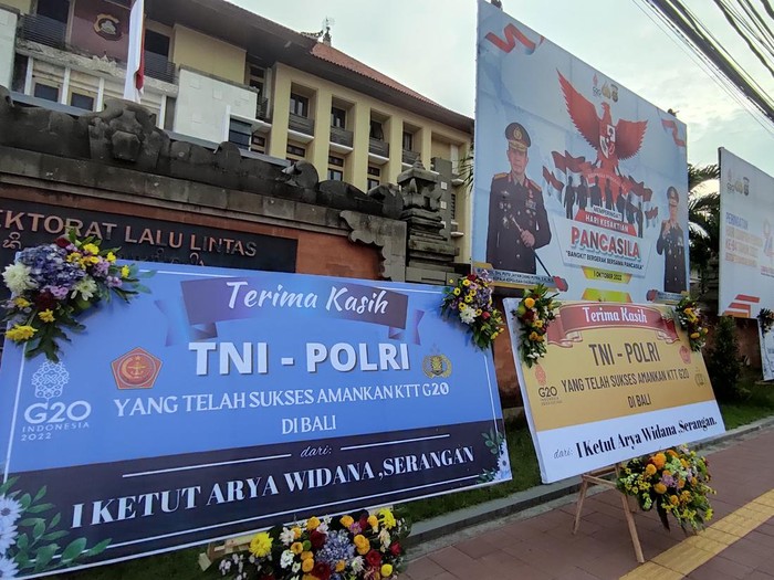 Pantauan detikBali di lokasi sekitar pukul 17.50 Wita, karangan bunga itu ditempatkan di pinggir jalan dekat trotoar depan Mapolda Bali. Karangan bunga ditempatkan baik di sebelah Utara maupun selatan jalan. Namun lebih banyak berada di utara jalan. Foto: I Wayan Sui Suadnyana