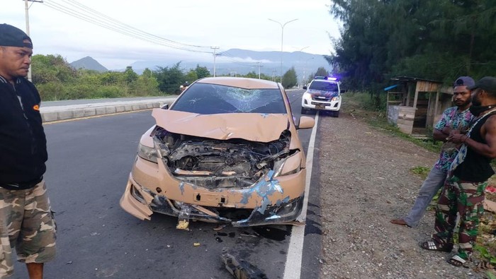 Pengendara mobil berinisial RA (33) di Kota Jayapura, Papua menabrak seorang pejalan kaki lalu melarikan diri. RA lalu kembali menabrak 2 pengendara motor hingga 1 orang tewas.