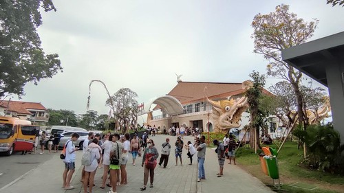 Para wisatawan itu nampak baru datang dari Nusa Penida, Nusa Lembongan maupun Nusa Ceningan. Para wisatawan yang keluar dari Pelabuhan Sanur langsung disambut oleh para jasa transport. Foto:  I Wayan Sui Suadnyana
