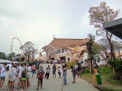 Para wisatawan itu nampak baru datang dari Nusa Penida, Nusa Lembongan maupun Nusa Ceningan. Para wisatawan yang keluar dari Pelabuhan Sanur langsung disambut oleh para jasa transport. Foto: I Wayan Sui Suadnyana